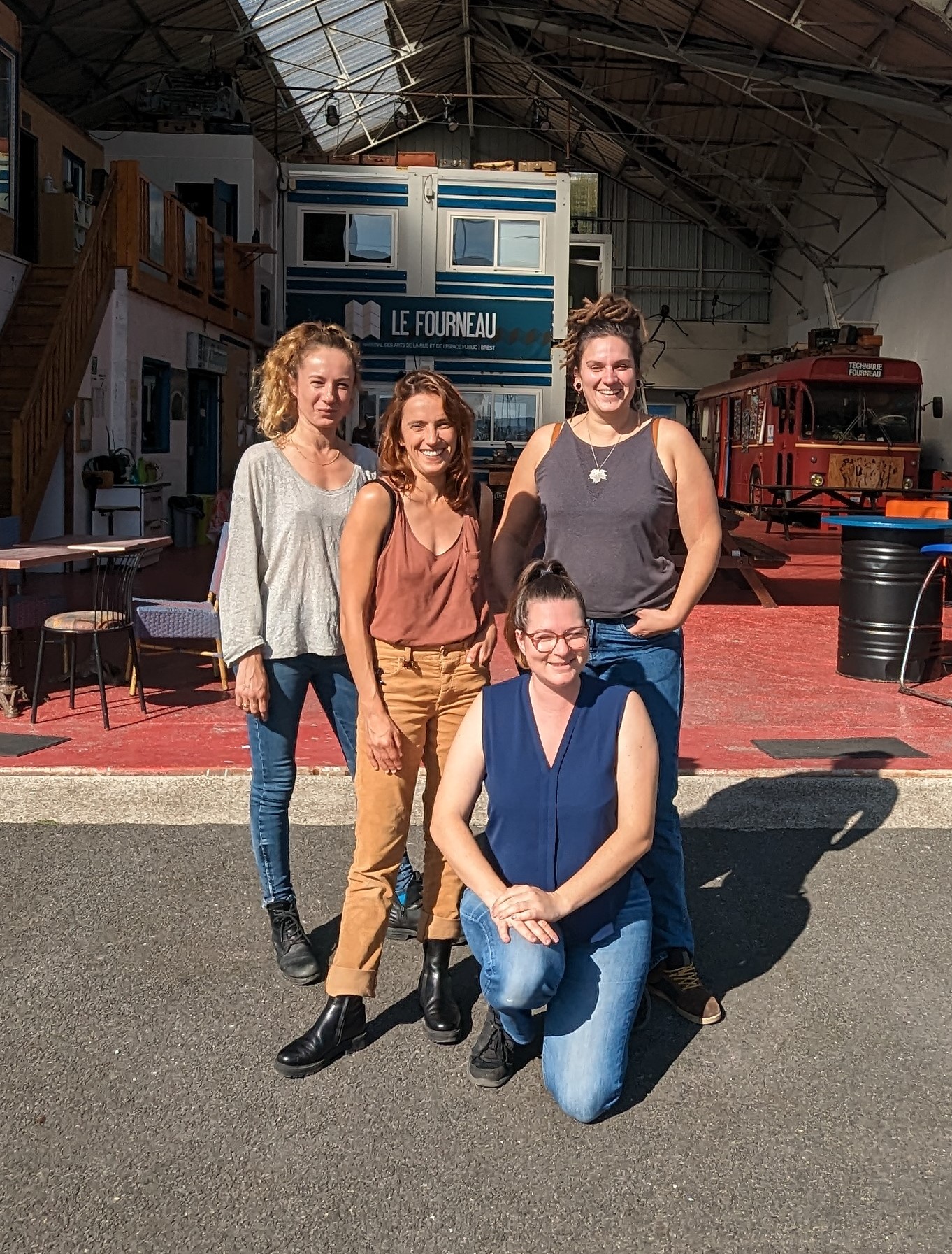 Marion Faure, Jennifer Dubreuil Houthemann, Adeline Mazaud et Bénédicte Michaud (accroupis) à leur arrivée au Fourneau le lundi 9 octobre 2023